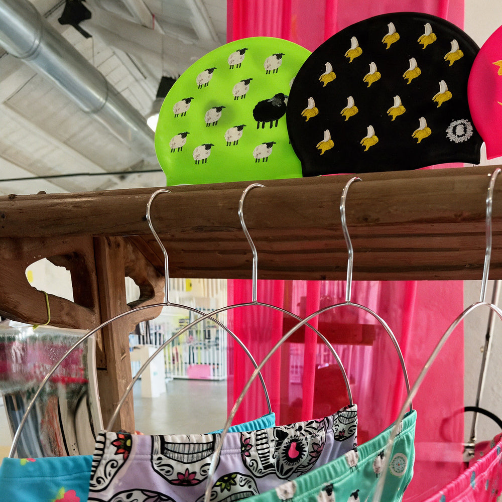 Fluo badmutsen en bedrukte badpakken op de schappen van de winkel