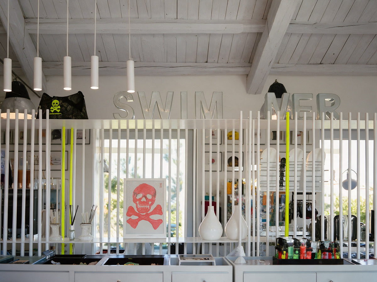 De toonbank van de winkel met de BONESWIMMER-doodskop op de latwand