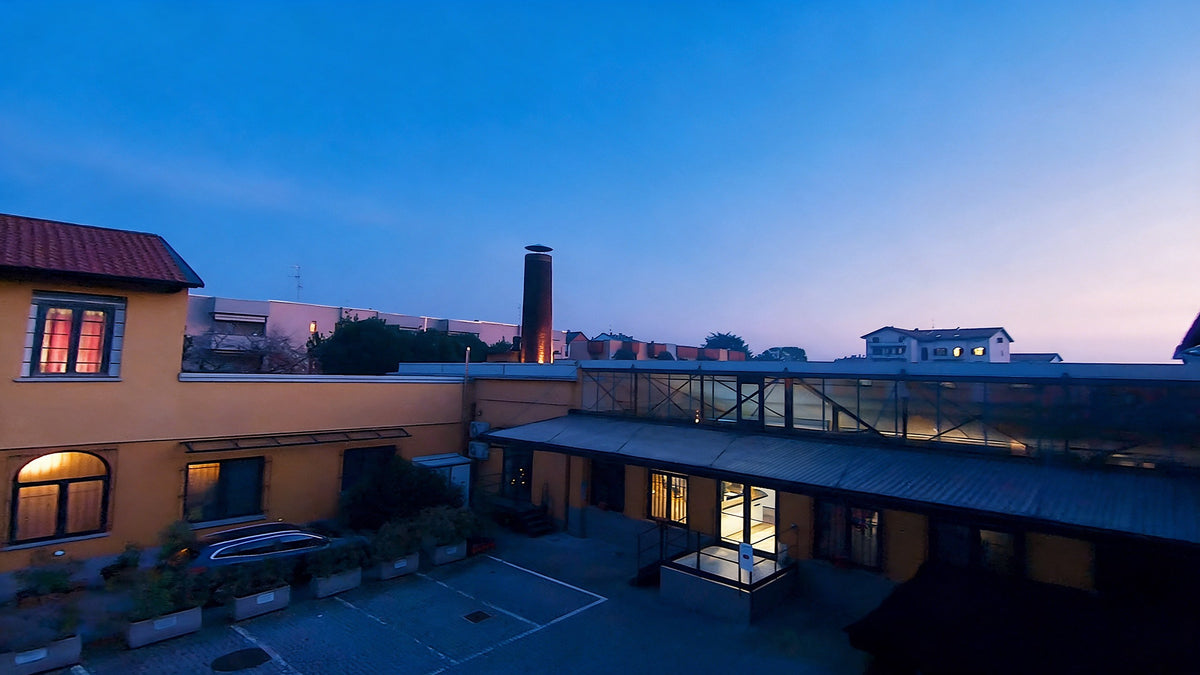 Het BONESWIMMER hoofdkantoor in Gallarate tijdens het blauwe uur (uit de video van Aerial Age)