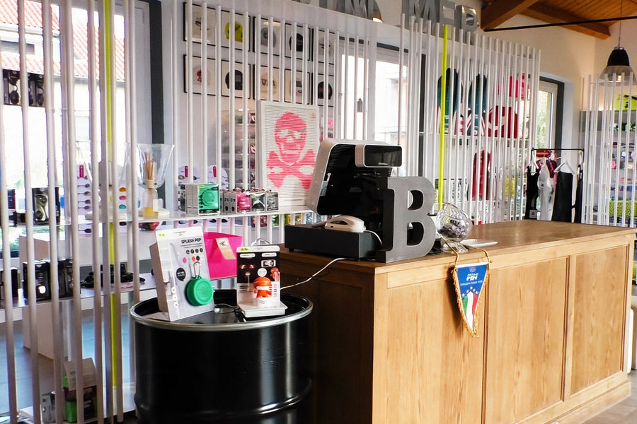 De toonbank van de BONESWIMMER-hoofdwinkel in Gallarate in 2018