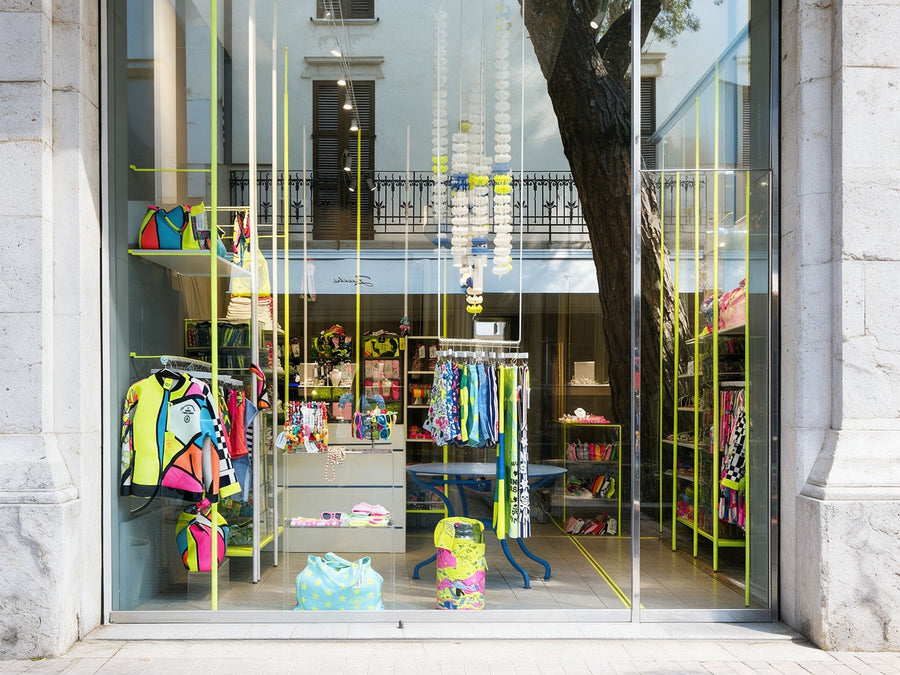 De etalage van de temporary store in Riccione, met limoengroene palen en kleurrijke badpakken